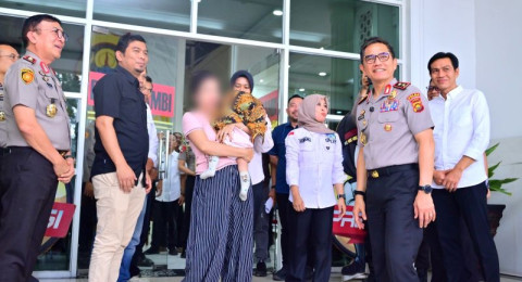 Polda Jambi Serahkan Bayi Korban TPPO Kembali ke Pangkuan Ibu Kandungnya